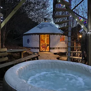 Maison d'hôtes Yourtes De Barousse Insolite, Créchets